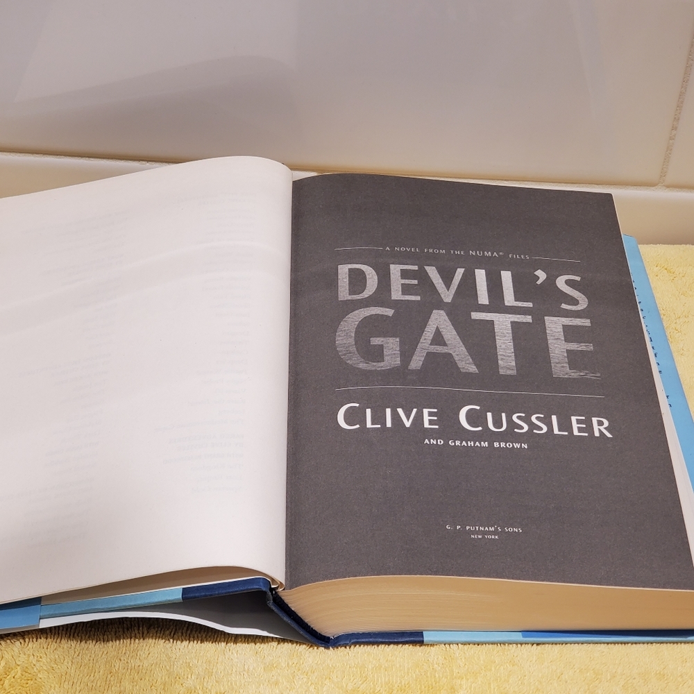 DEVIL'S GATE, by Clive Cussler - Picture 3 of 3